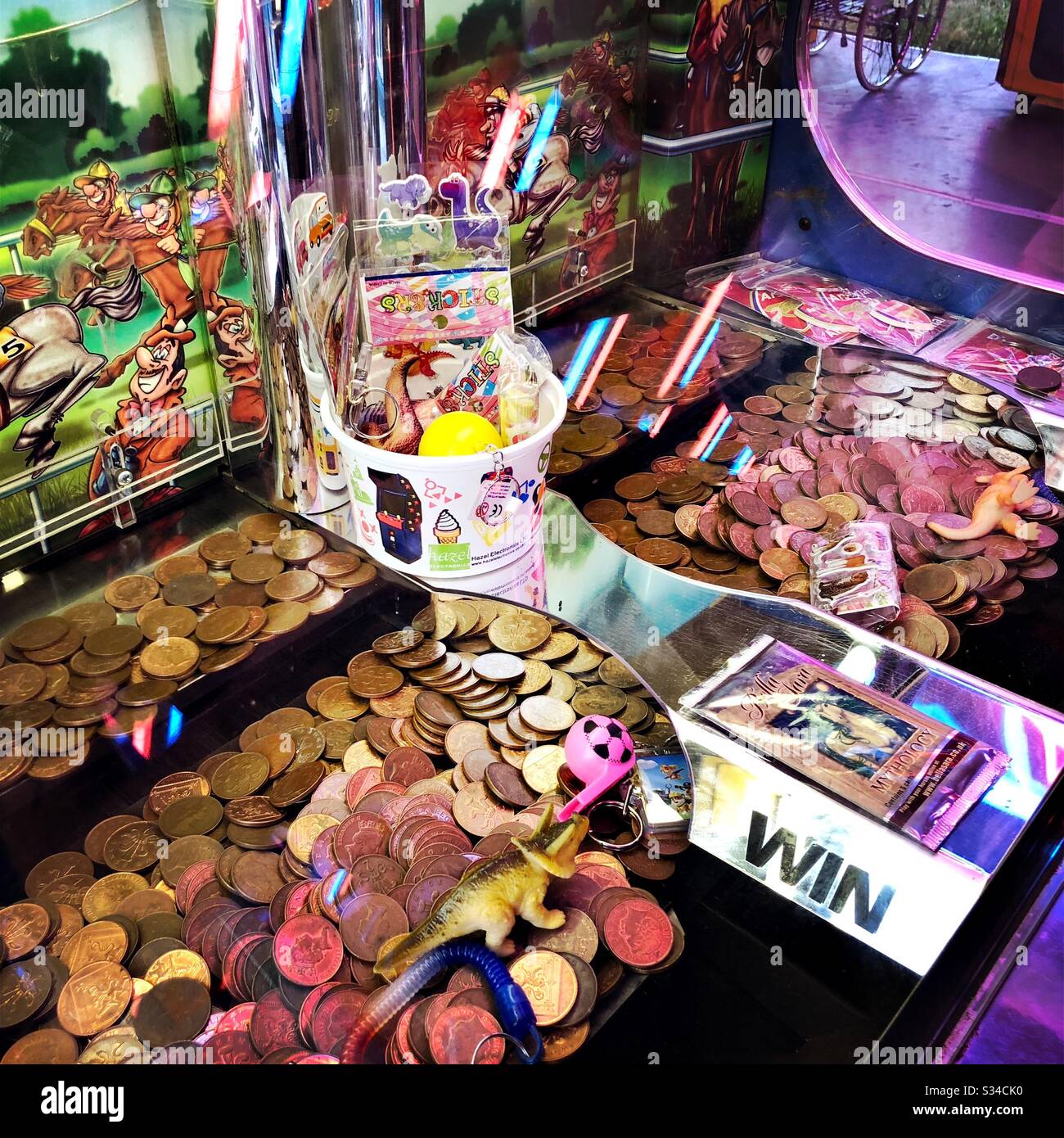 Machine à sous Penny dans un parc d'expositions itinérant avec prix. Jeu d'arcade de poussoir de pièce - Image de stock capturée avec un smartphone