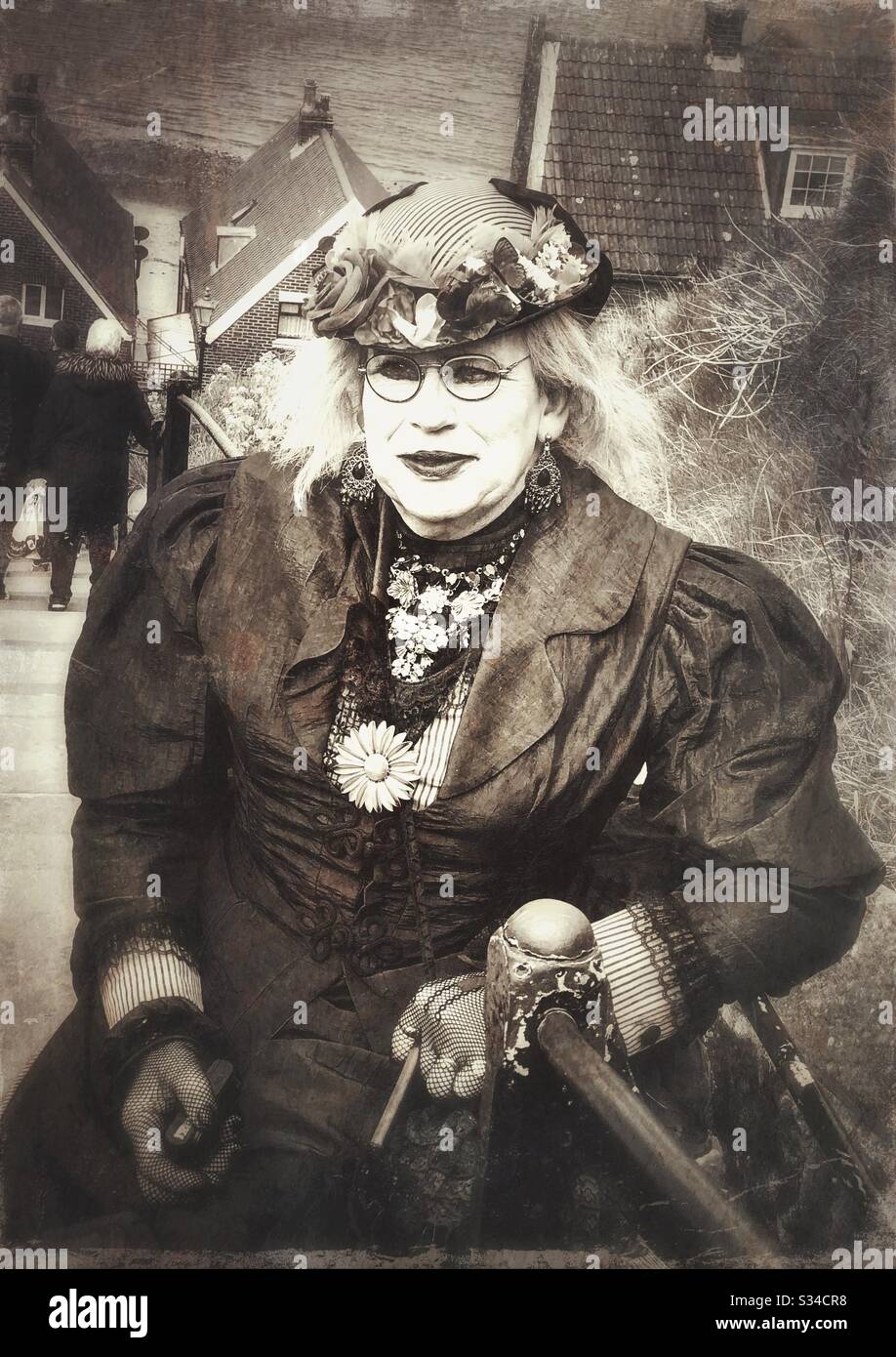 Personne en costume créatif lors d'un événement cosplay. Week-end Whitby Goth. Filtre vintage lourd. Style de film à l'ancienne. Femme mûre - Image de stock capturée avec un smartphone