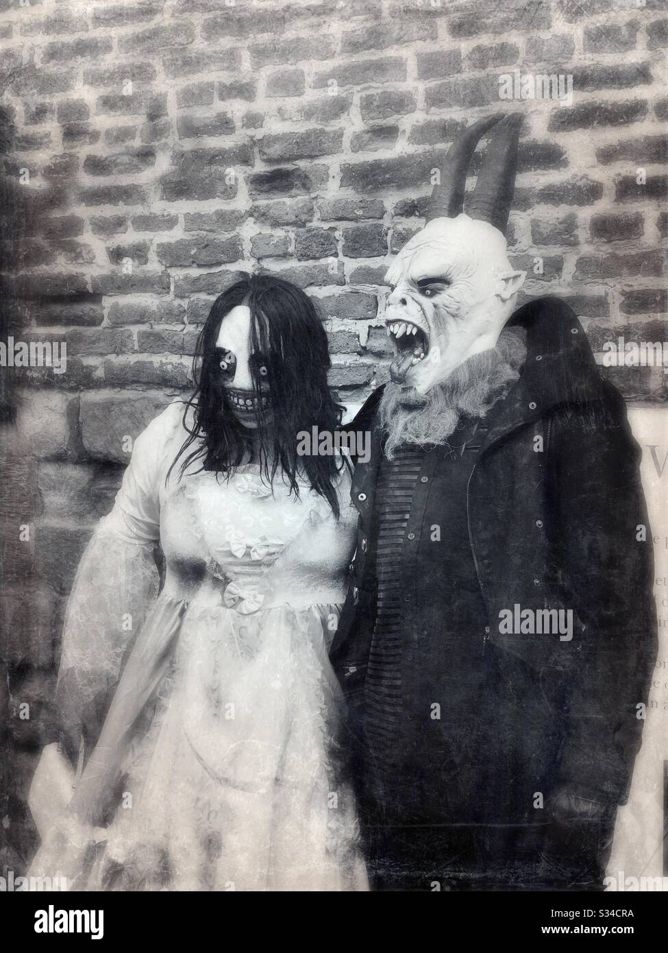 Personne en costume créatif lors d'un événement cosplay. Week-end Whitby Goth. Filtre vintage lourd. Style de film à l'ancienne. Couple d'horreur dans les masques Banque D'Images