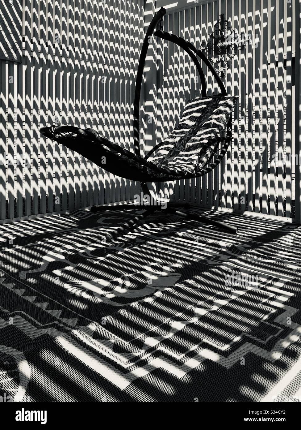 Balançoire extérieure sur pied, cadre de patio, tapis extérieur, ombres de la crème solaire de cadre en bois, diverses lignes créées, détente, espace calme, filtre blanc noir, textures, YumaAZ Banque D'Images