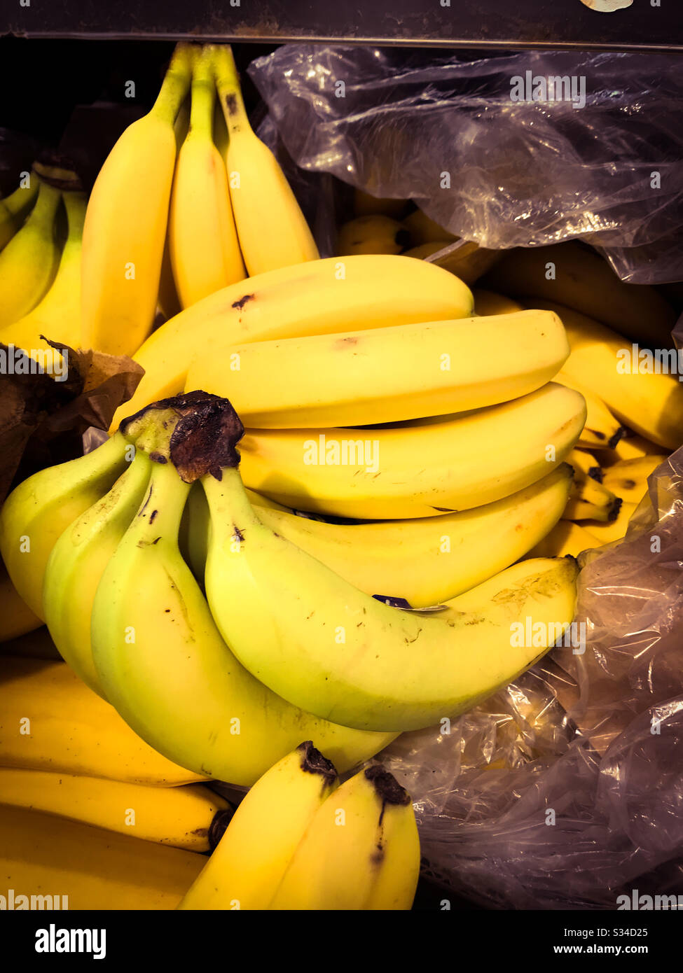 Pile de bananes sur un marché Banque D'Images