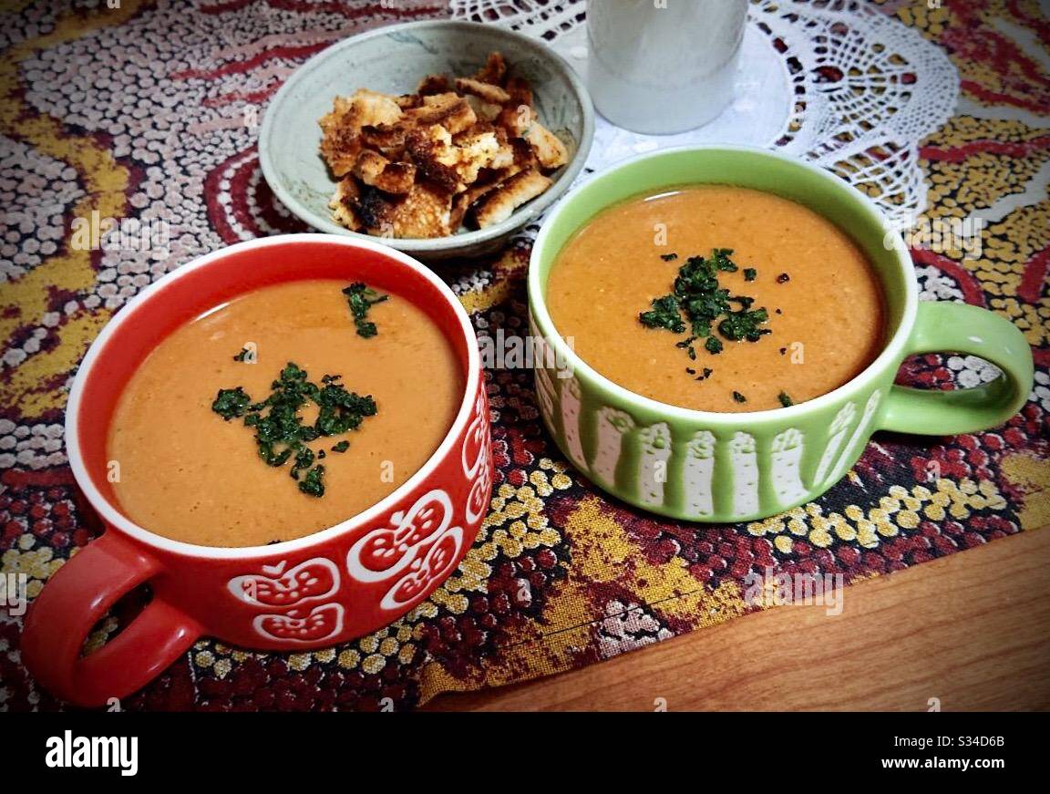 Deux tasses de gazpacho avec chapelure, déjeuner végétalien maison pour deux - Image de stock capturée avec un smartphone