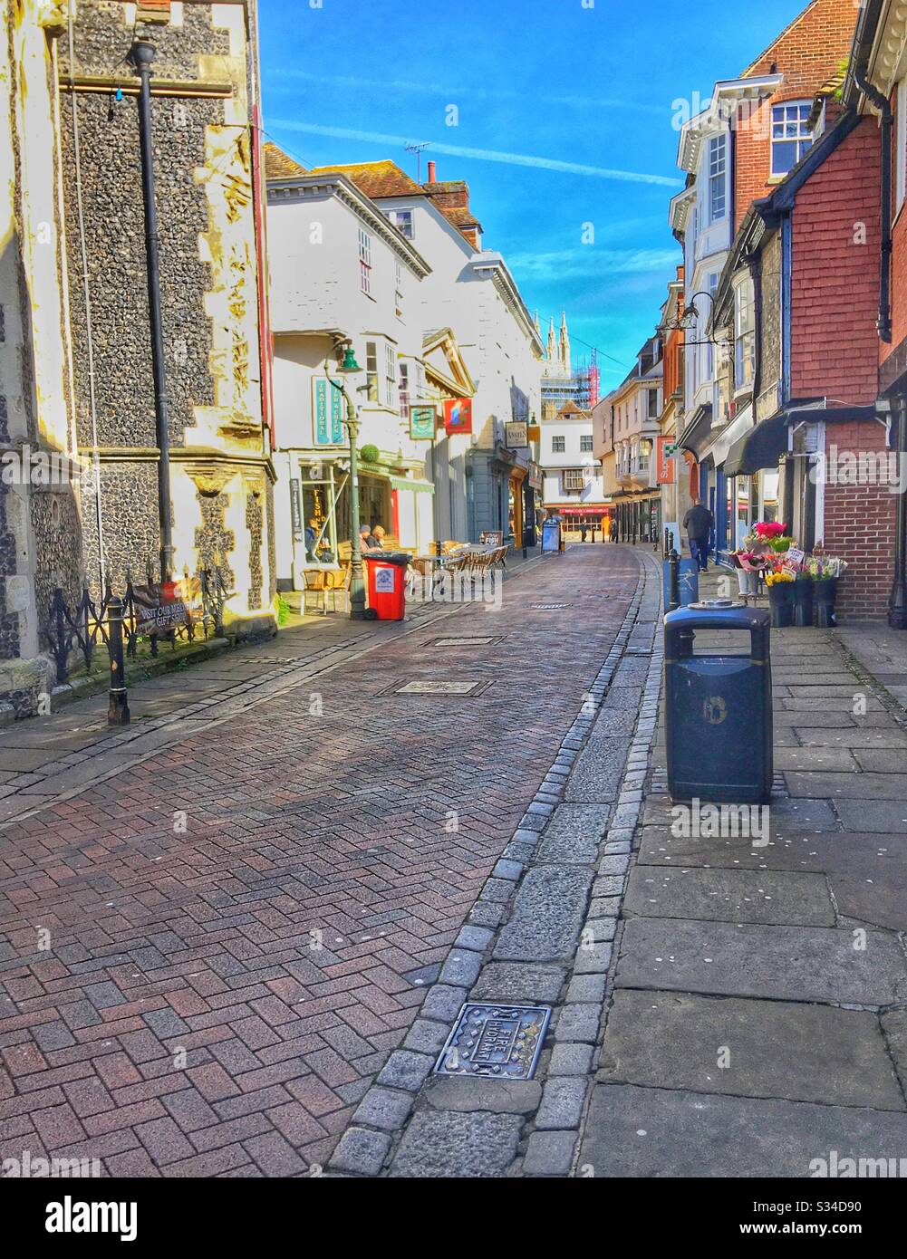 Des rues vides, une perspective différente. Canterbury, Kent à un moment où ces rues seraient normalement bondées de touristes, d'étudiants et de clients. Banque D'Images