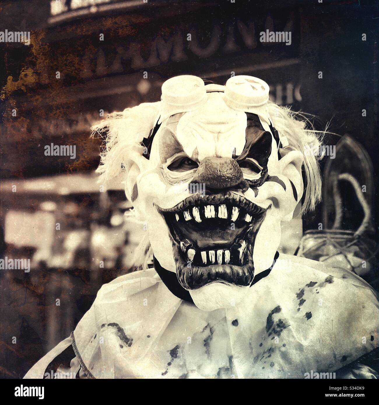 Personne en costume créatif lors d'un événement cosplay. Week-end Whitby Goth. Filtre vintage lourd. Style de film à l'ancienne. Homme dans un masque craché d'horreur crainté Banque D'Images