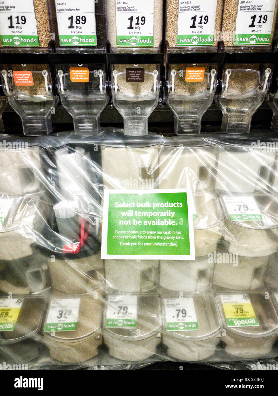 Surrey, Canada - 25 mars 2020 : bacs alimentaires en vrac partiellement couverts dans une grande épicerie au moment de préoccupations accrues en matière de santé publique en raison de la pandémie mondiale de coronavirus. Banque D'Images