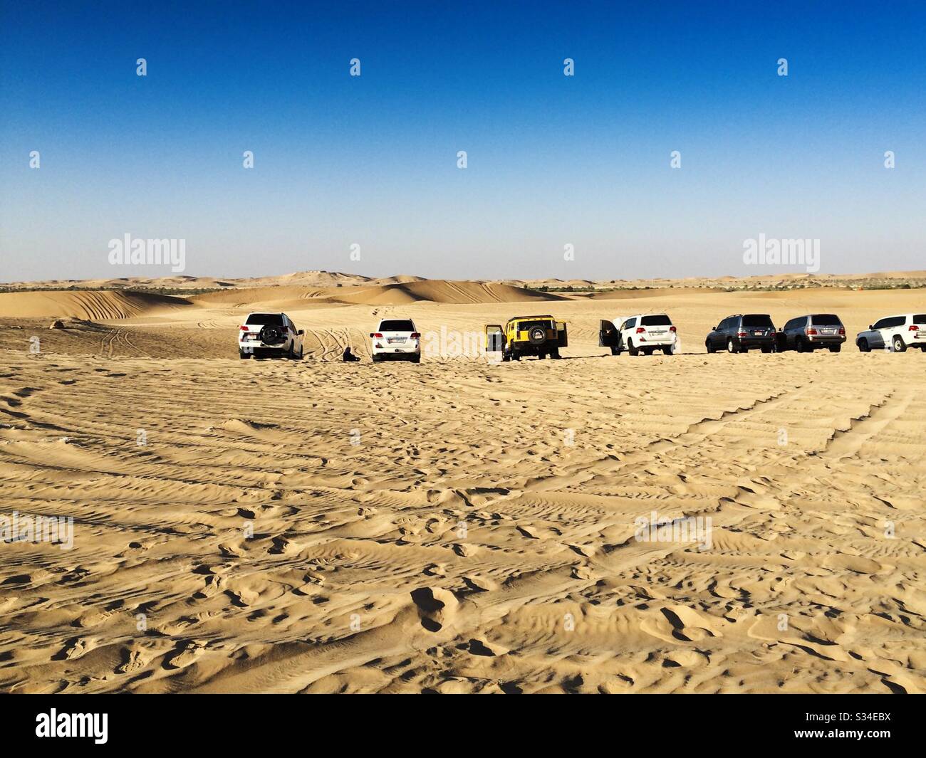 Emirats Arabes Unis, Abu Dhabi, véhicule hors route dans le désert - Image de stock capturée avec un smartphone