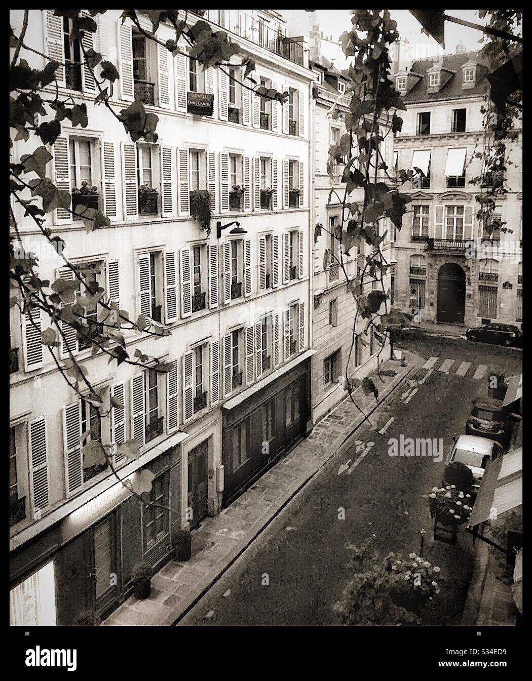 Les rues vides de Paris. - Image de stock capturée avec un smartphone