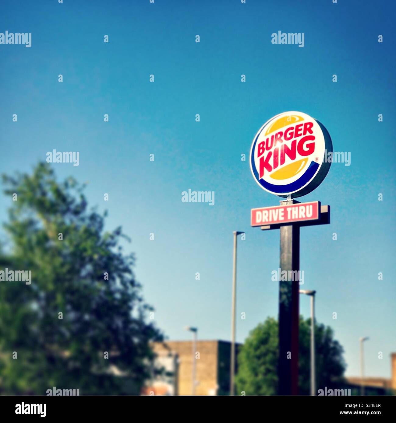 Panneau Burger King rétro contre un ciel bleu avec espace de copie. Drive / Drive. Signalisation Fast food avec mise au point sélective Banque D'Images