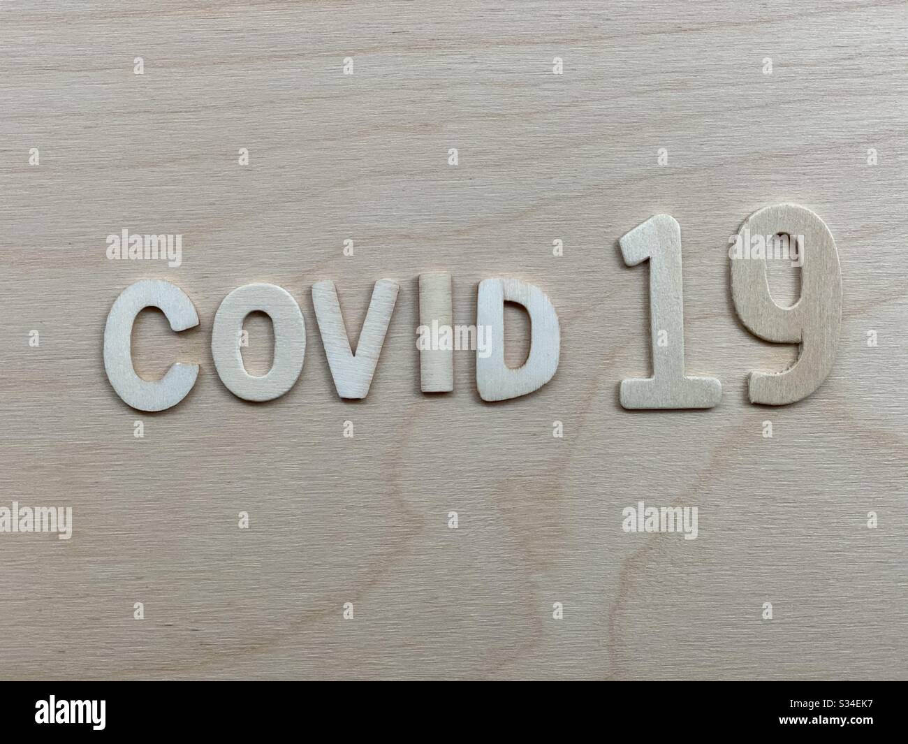 Covid-19, Coronavirus texte composé de lettres en bois, l'Organisation mondiale de la Santé a introduit un nouveau nom officiel pour ce dangereux virus Banque D'Images