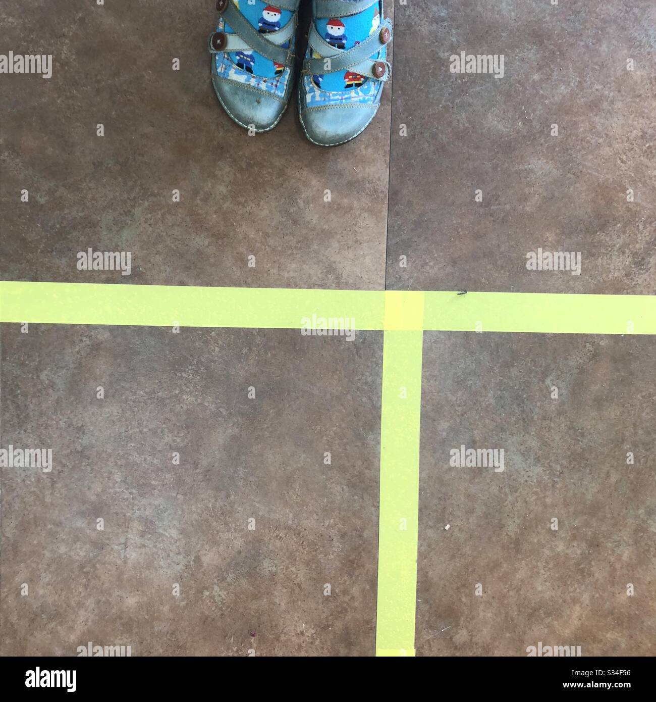 Bande de distanciation sociale sur le sol à l'épicerie montre où les clients peuvent se tenir debout pendant leur départ et payer pour les courses Banque D'Images