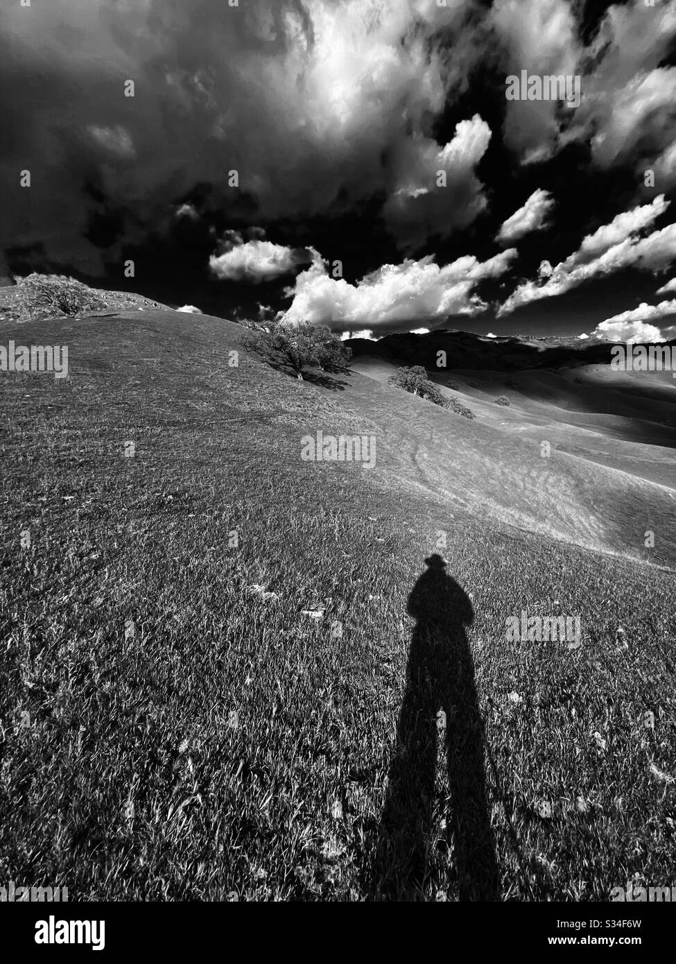 Randonneurs dans les contreforts, en noir et blanc Banque D'Images