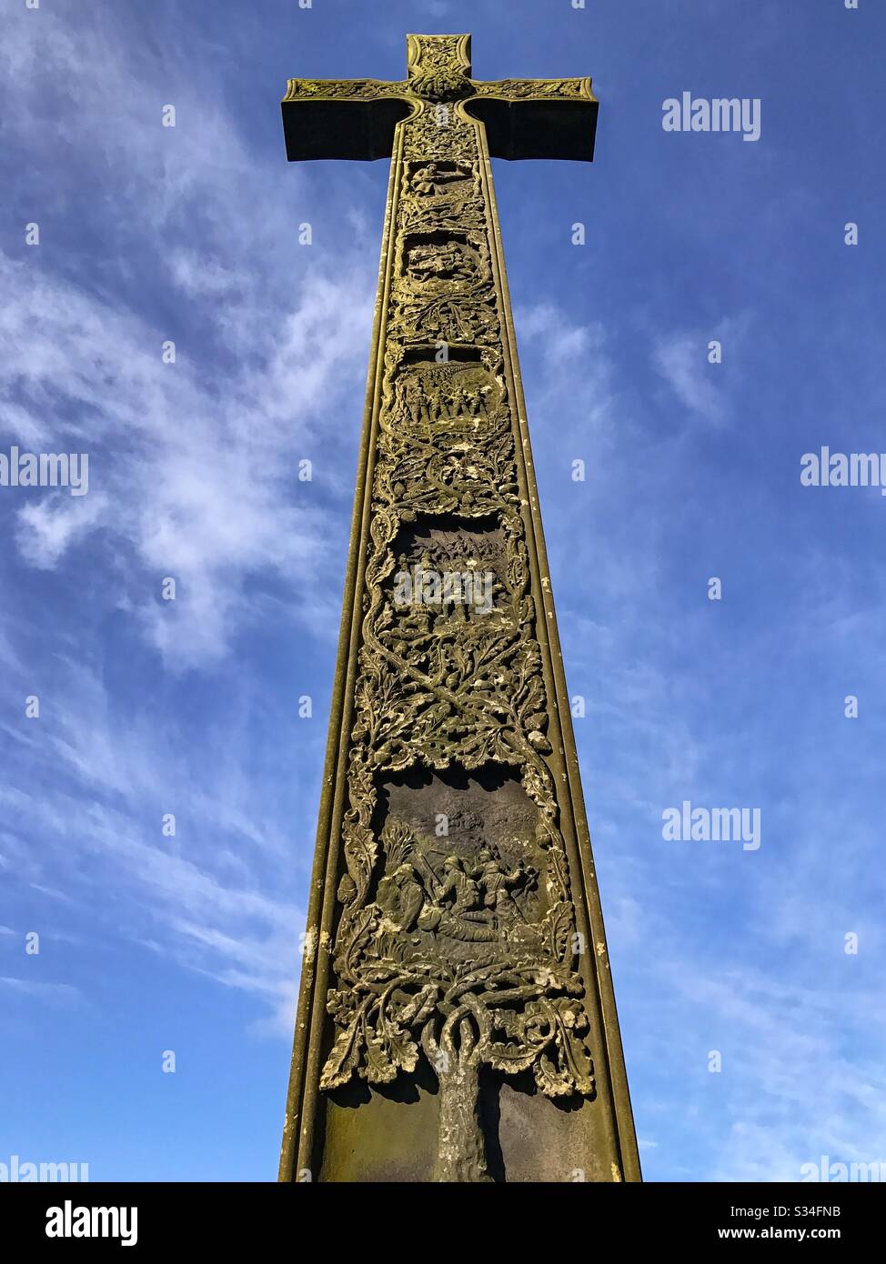 Architecture de Durham City, Angleterre du Nord-est. Vue rapprochée de la Croix celtique dans le cimetière de la cathédrale de Durham - Image de stock capturée avec un smartphone