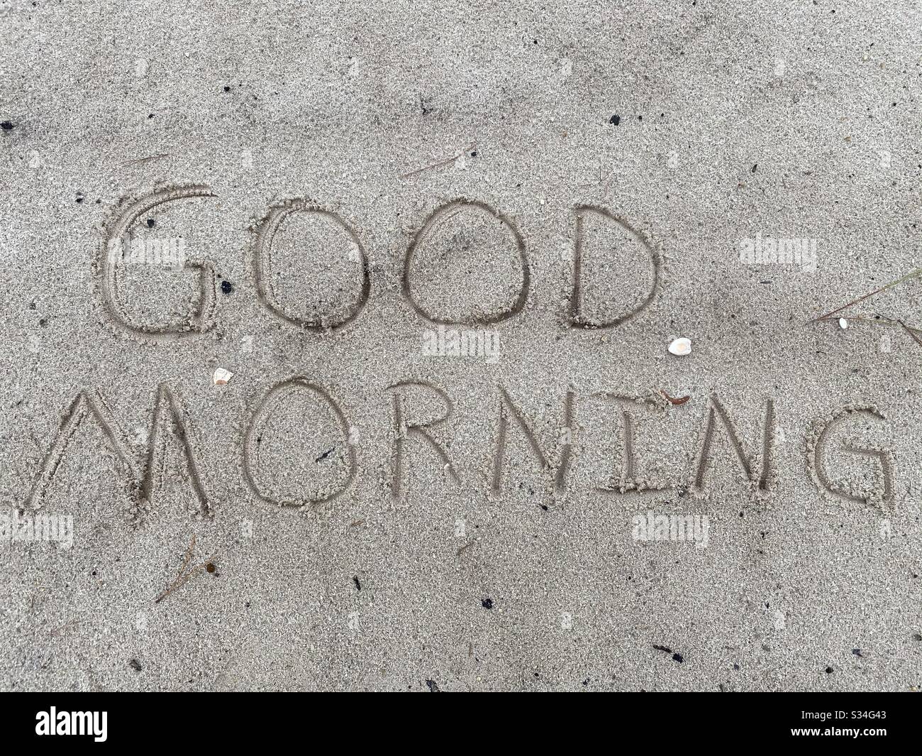 Bonjour message écrit dans le sable Banque D'Images