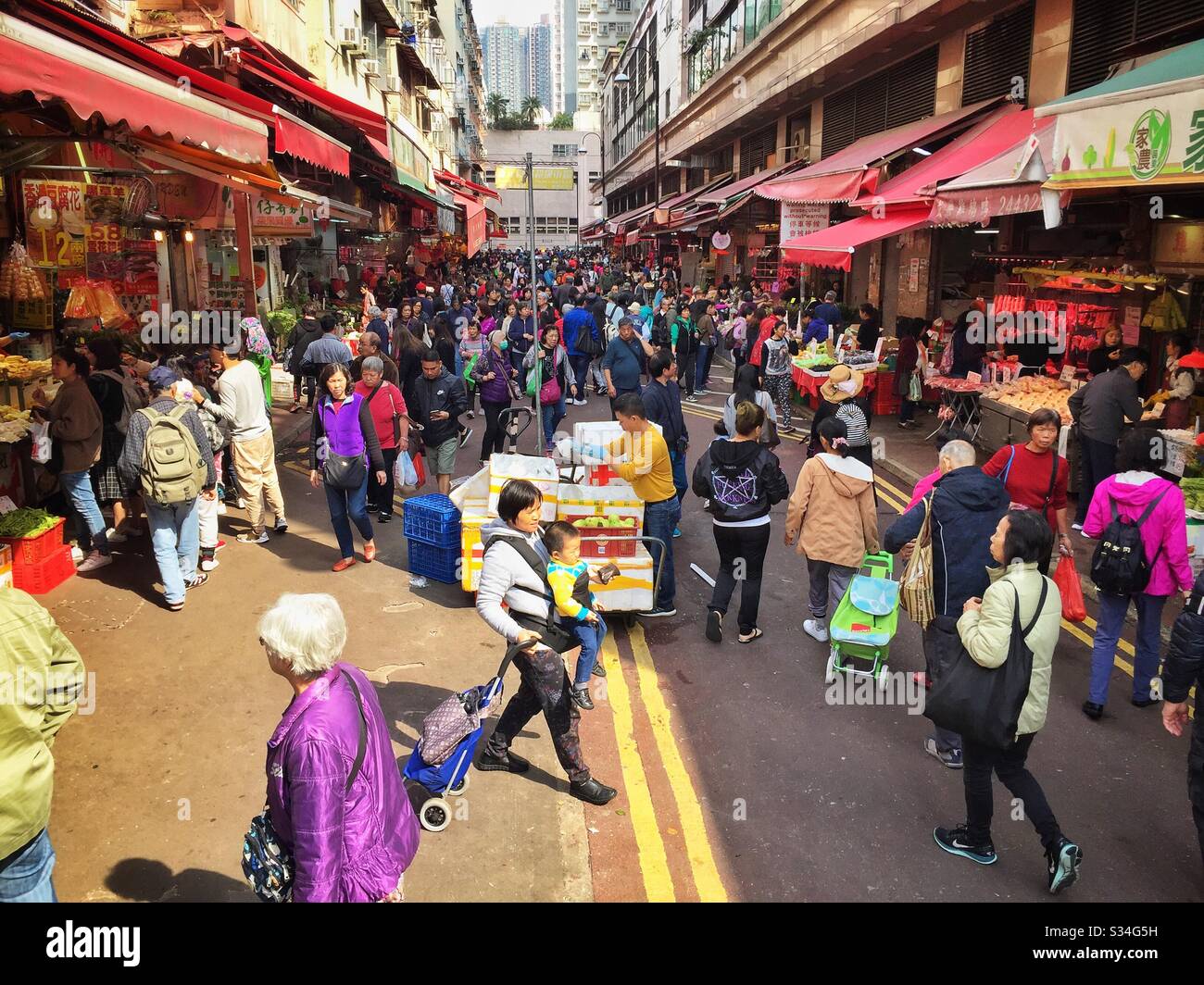 Une rue de marché alimentaire à Yuen long, New Territories, Hong Kong - Image de stock capturée avec un smartphone