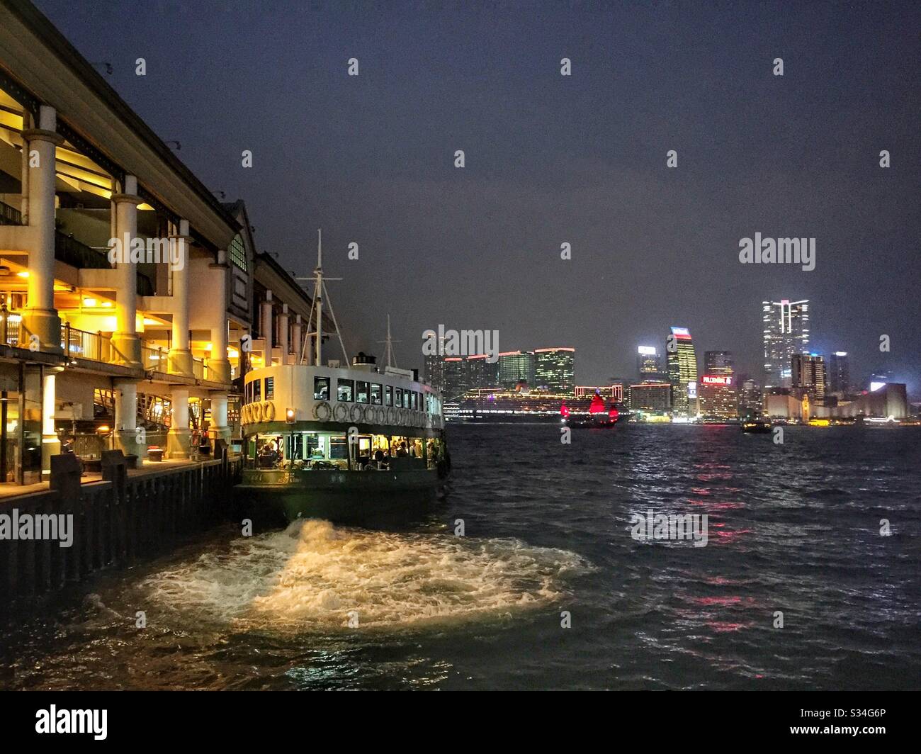 Un ferry Star quitte l'île de Hong Kong pour prendre les passagers à travers le port de Victoria jusqu'à Tsim Sha Tsui à Kowloon Banque D'Images
