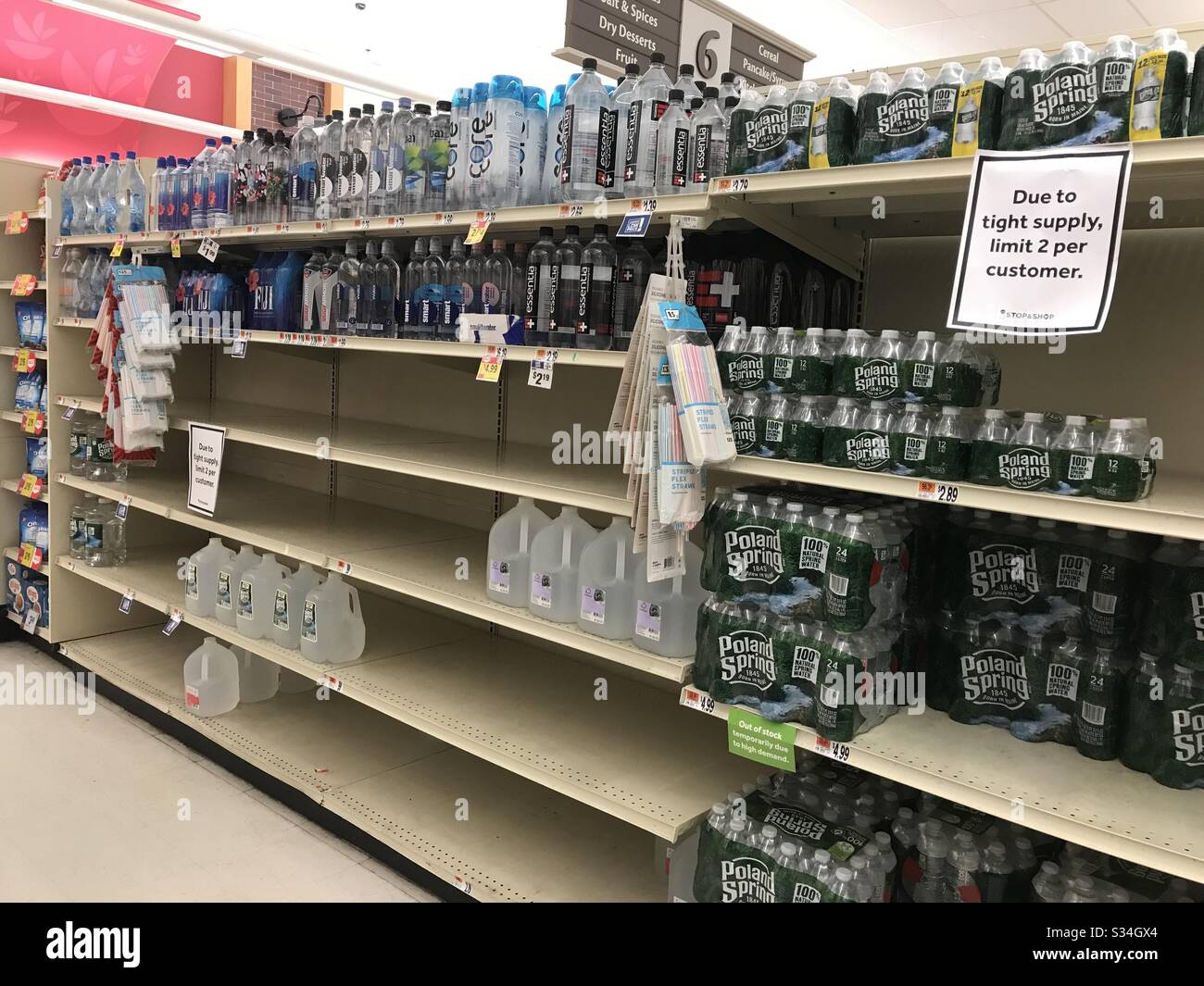 Approvisionnement limité en eau au supermarché pendant la crise du coronavirus au New Jersey, États-Unis Banque D'Images