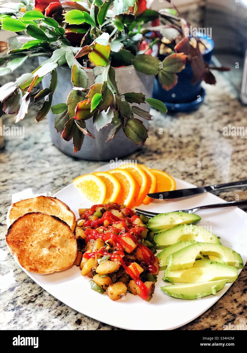 Assiette de petit déjeuner fraîchement préparée à la maison Banque D'Images