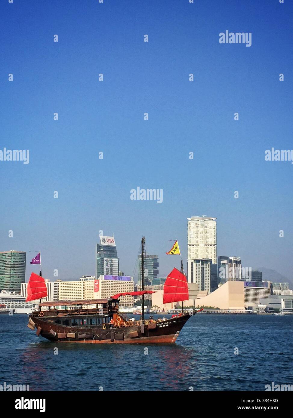 Le 'Aqua Luna', une réplique de la jonque chinoise traditionnelle utilisée pour visiter le port de Victoria, Hong Kong Banque D'Images