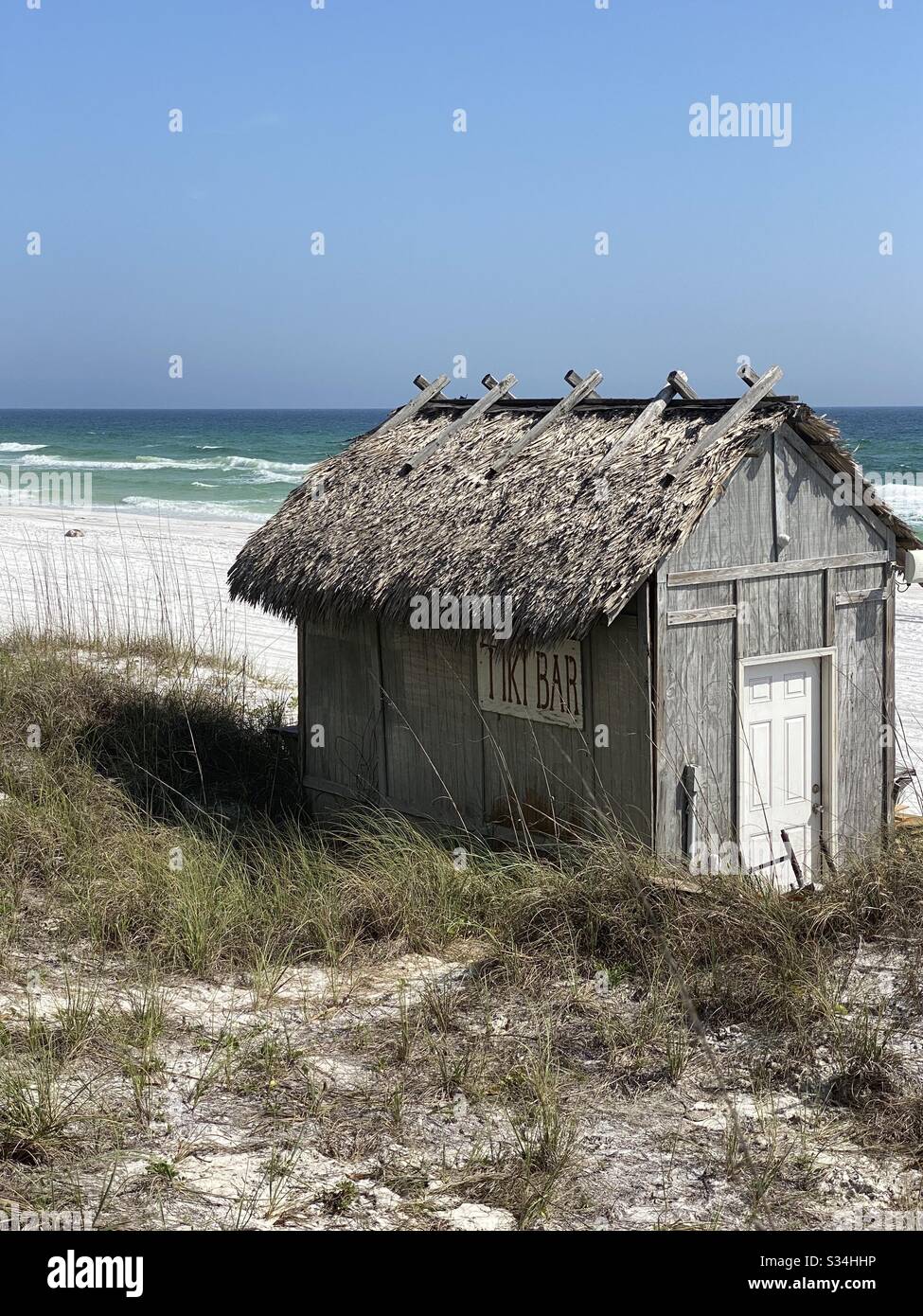 Bar tiki en bois sur la plage de sable blanc - Image de stock capturée avec un smartphone