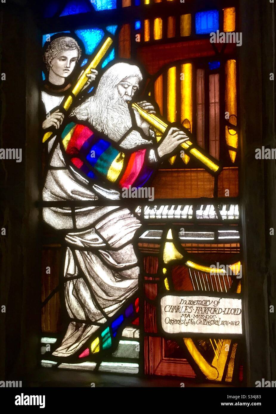 Vitrail de la cathédrale de Gloucester, mémorial au compositeur et organiste de cathédrale Charles Harford-Lloyd. Banque D'Images