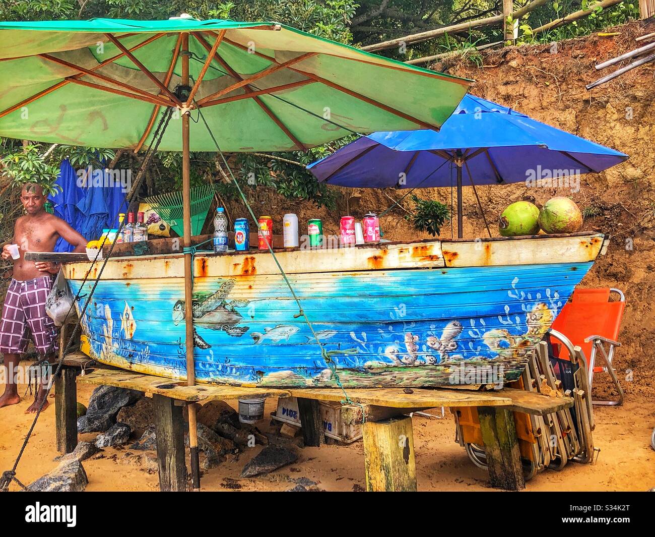 Bar de plage rustique dans un vieux bateau de pêche peint. - Image de stock capturée avec un smartphone