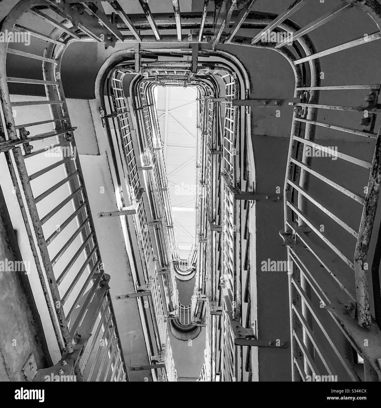 Une vue monochrome, en regardant directement l'escalier rectangulaire en spirale du parking de Prince Bishop à Durham City, au Royaume-Uni - Image de stock capturée avec un smartphone Une vue monochrome, en regardant directement l'escalier rectangulaire en spirale du parking de Prince Bishop à Durham City, au Royaume-Uni - Image de stock capturée avec un smartphone