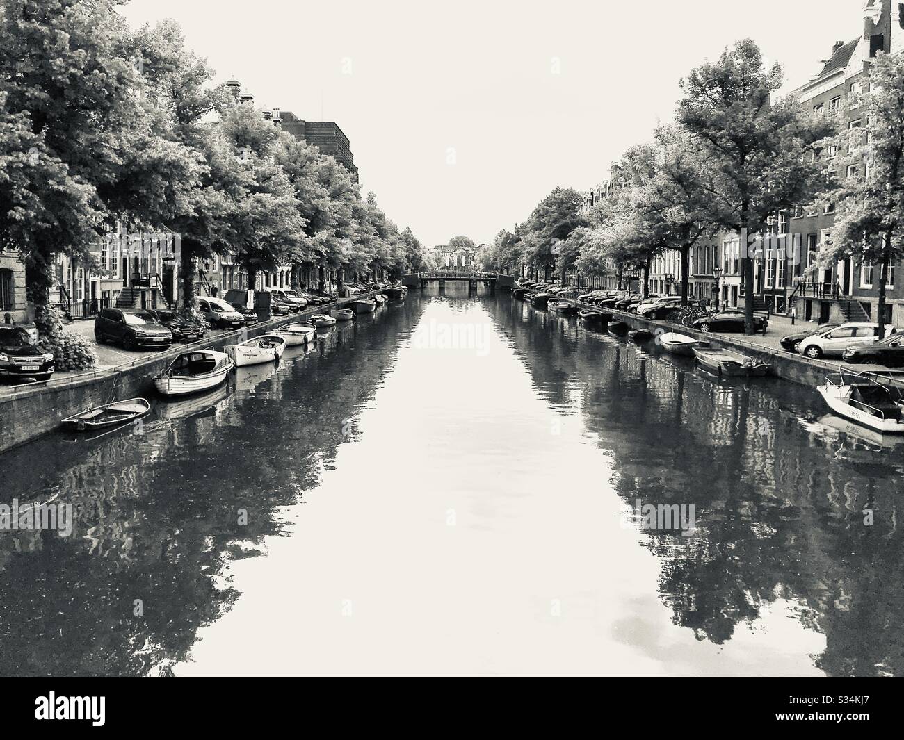 Canal d'Amsterdam noir et blanc - Image de stock capturée avec un smartphone