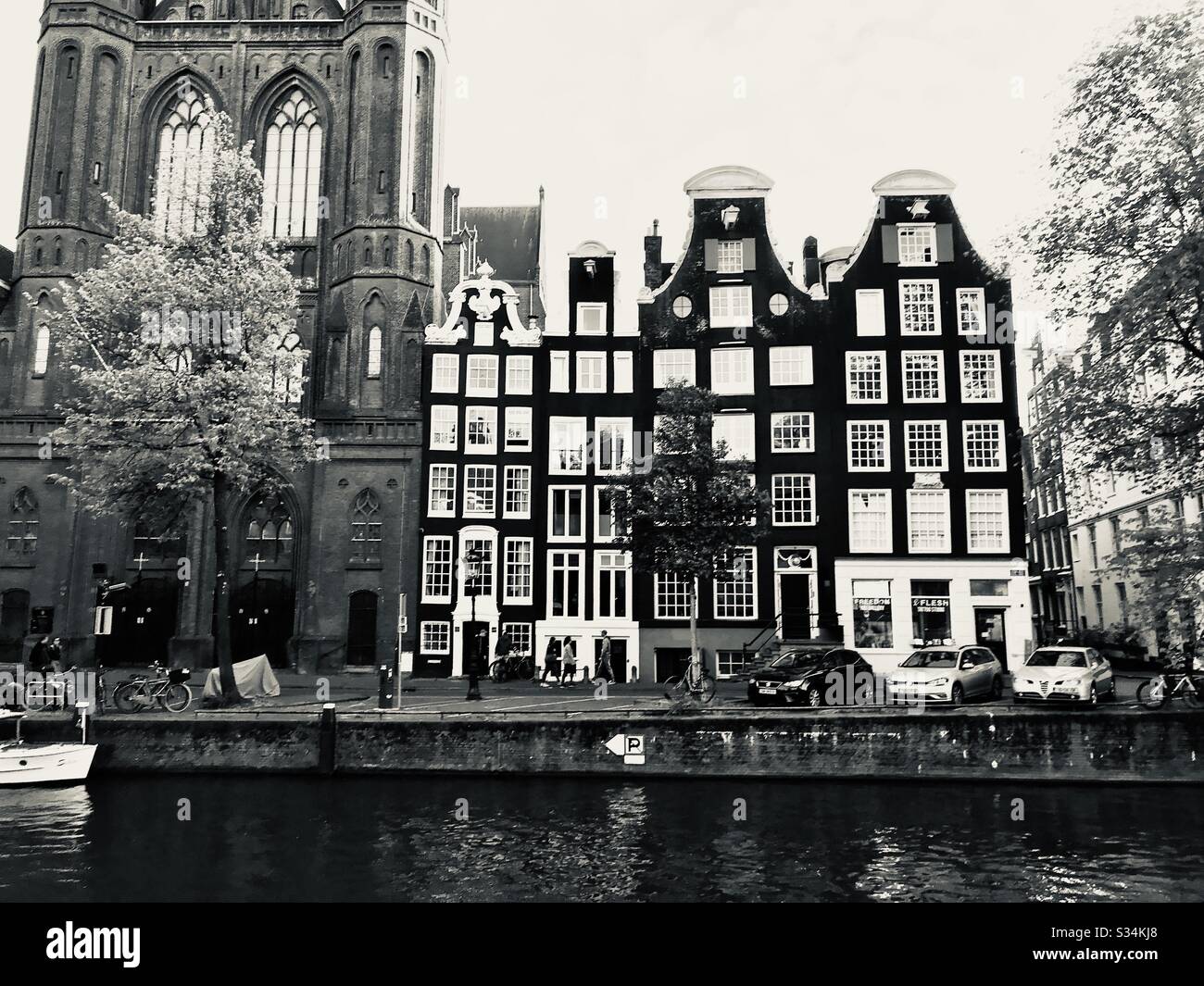 La rangée d'Amsterdam abrite du noir et blanc - Image de stock capturée avec un smartphone