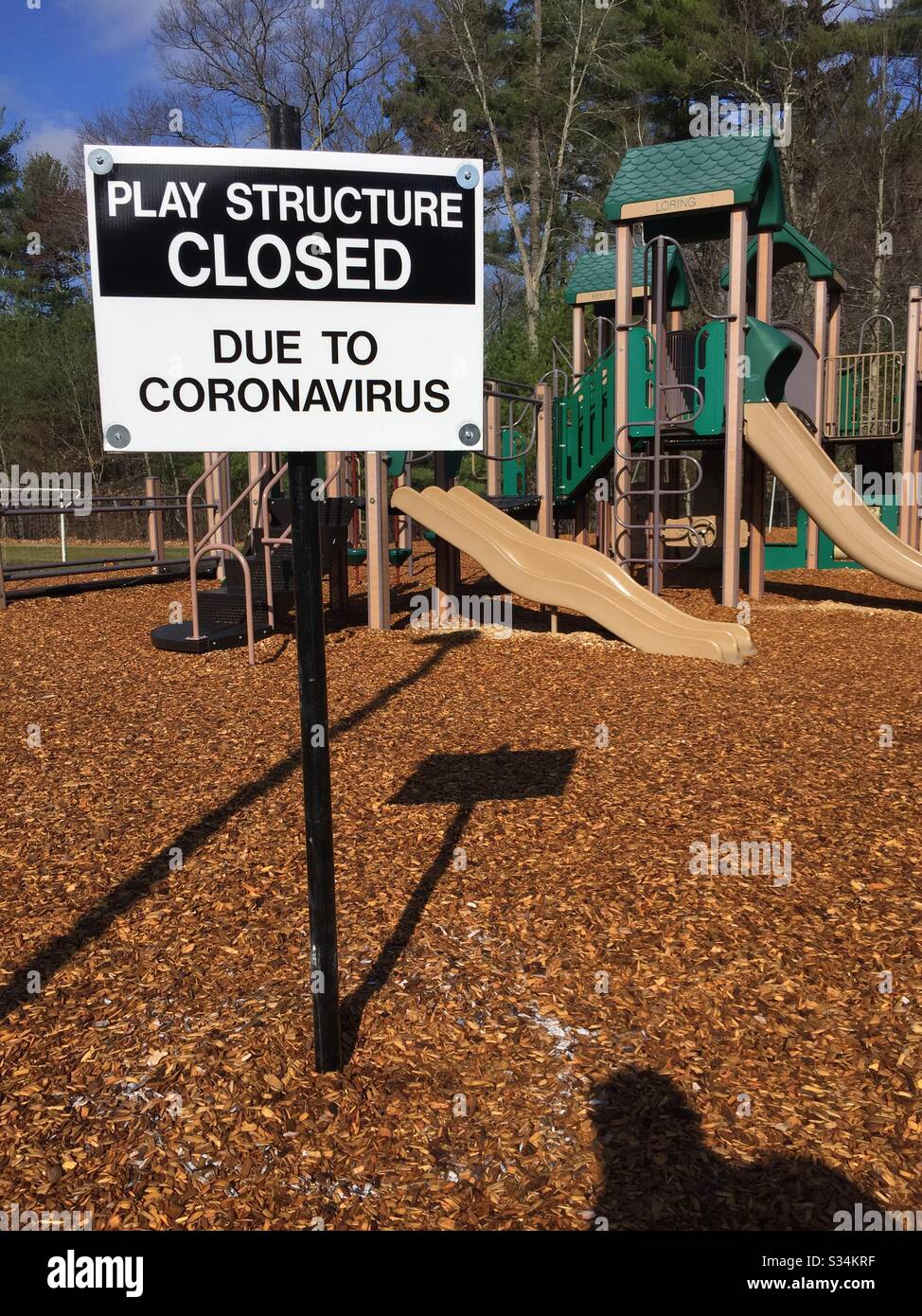 Mardi 31 mars 2020. Affichage du panneau « Play structure Closed due to Coronavirus » sur le terrain de jeux de l'école primaire Israel Loring à Sudbury, Massachusetts. Banque D'Images