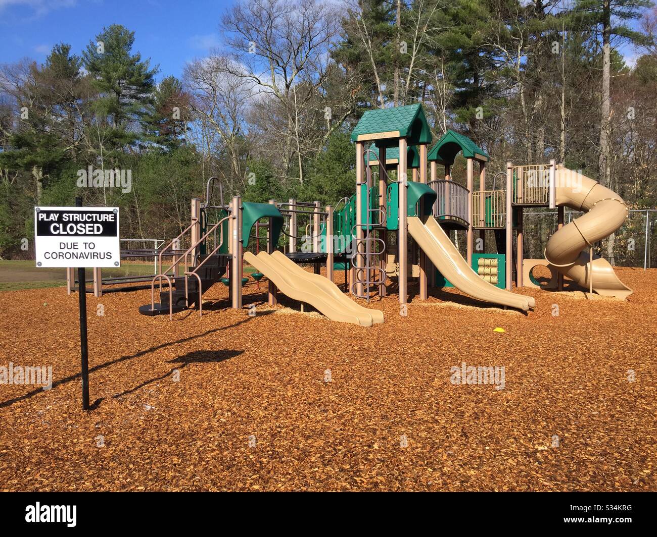 Mardi 31 mars 2020. Affichage du panneau « Play structure Closed due to Coronavirus » sur le terrain de jeux de l'école primaire Israel Loring à Sudbury, Massachusetts. Banque D'Images