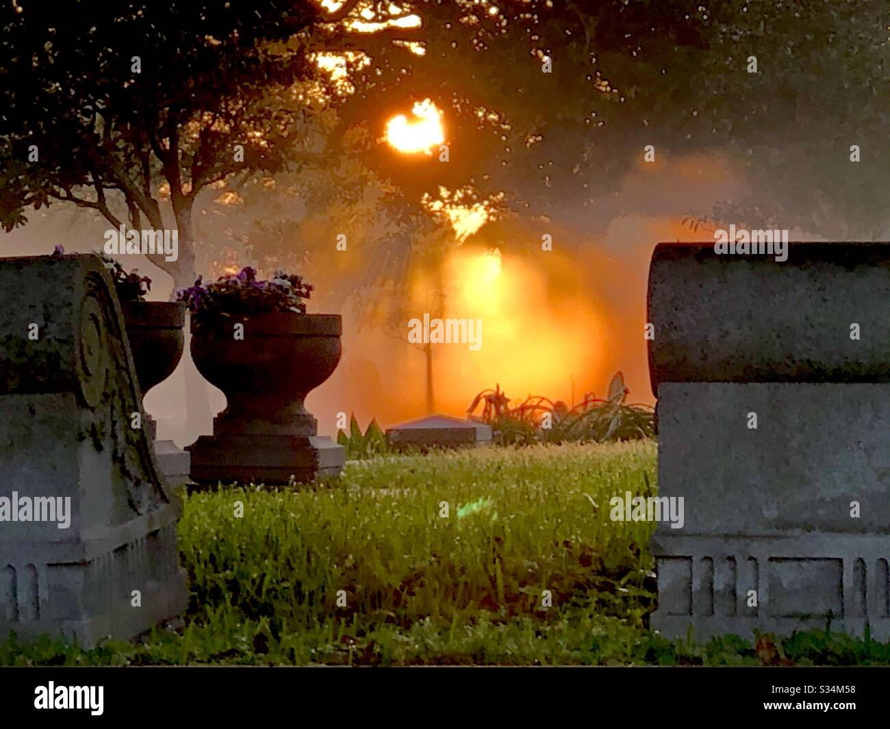 Urnes dans le jardin, cimetière Magnolia, Mobile Alabama Banque D'Images