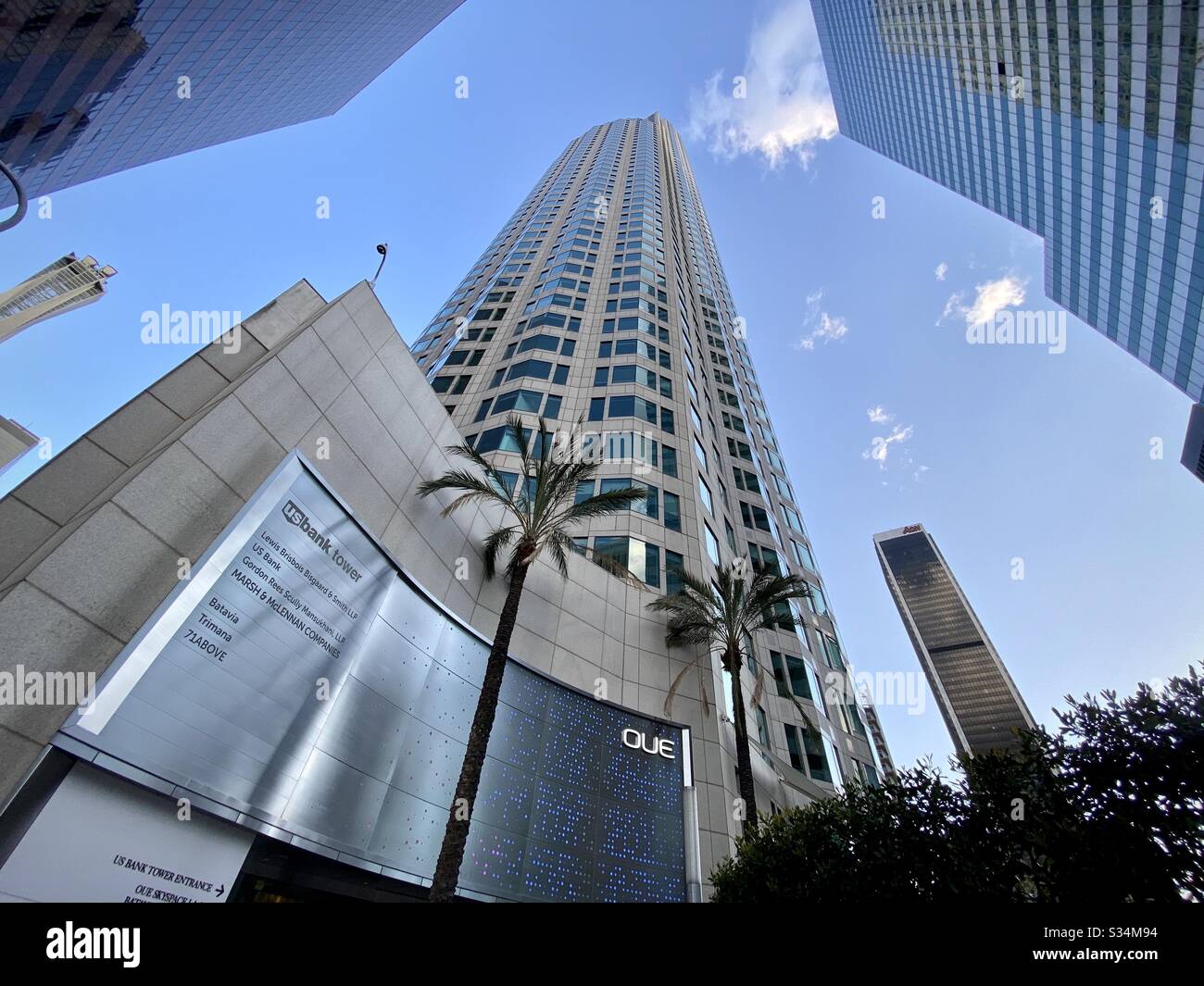 LOS ANGELES, CA, MARS 2020: Regarder la tour de la Banque américaine, avec la signalisation OUE Sky Space, et les gratte-ciel voisins dans le quartier financier du centre-ville - Image de stock capturée avec un smartphone