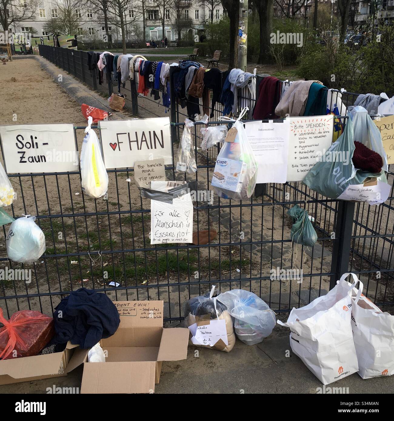 Aide locale aux sans-abri et aux pauvres pendant la crise corona à Berlin Friedrichshain. Banque D'Images