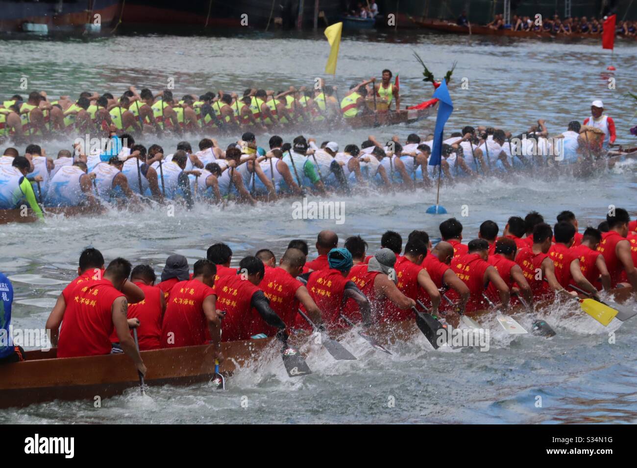 Dragon Boat Festival en 2019, trois équipes de course à la ligne d'arrivée à l'autre bout du port d'Aberdeen, Hong Kong Banque D'Images