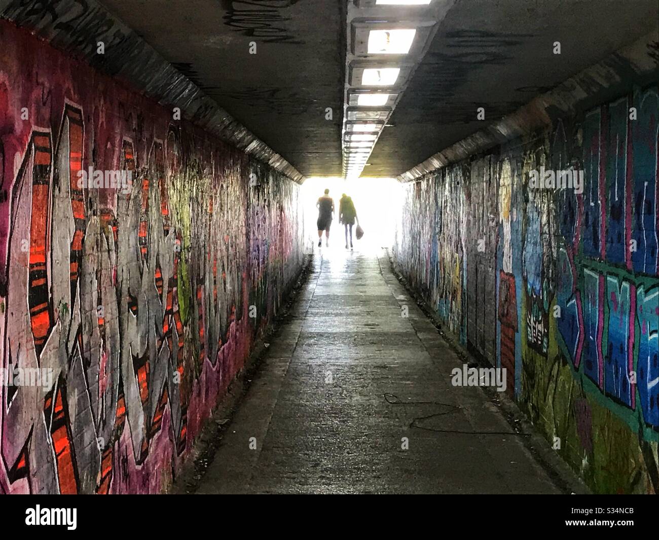 Tunnel Graffitied près de l'hippodrome de Brighton. Banque D'Images