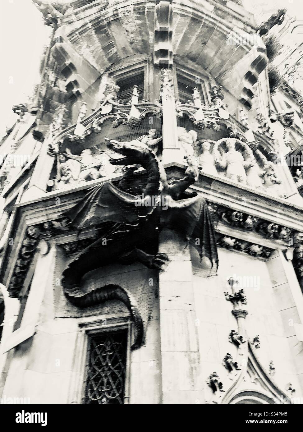 Détail Dragon sur le bâtiment en pierre à Munich - Image de stock capturée avec un smartphone