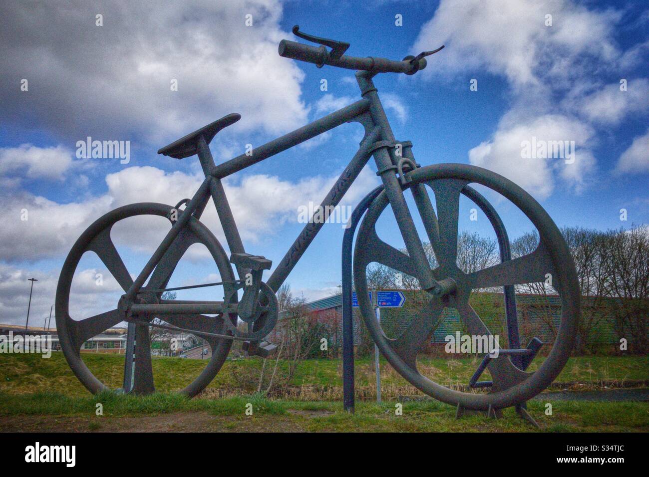 Bankies vélo sur le canal Forth et Clyde à Clydebank. - Image de stock capturée avec un smartphone