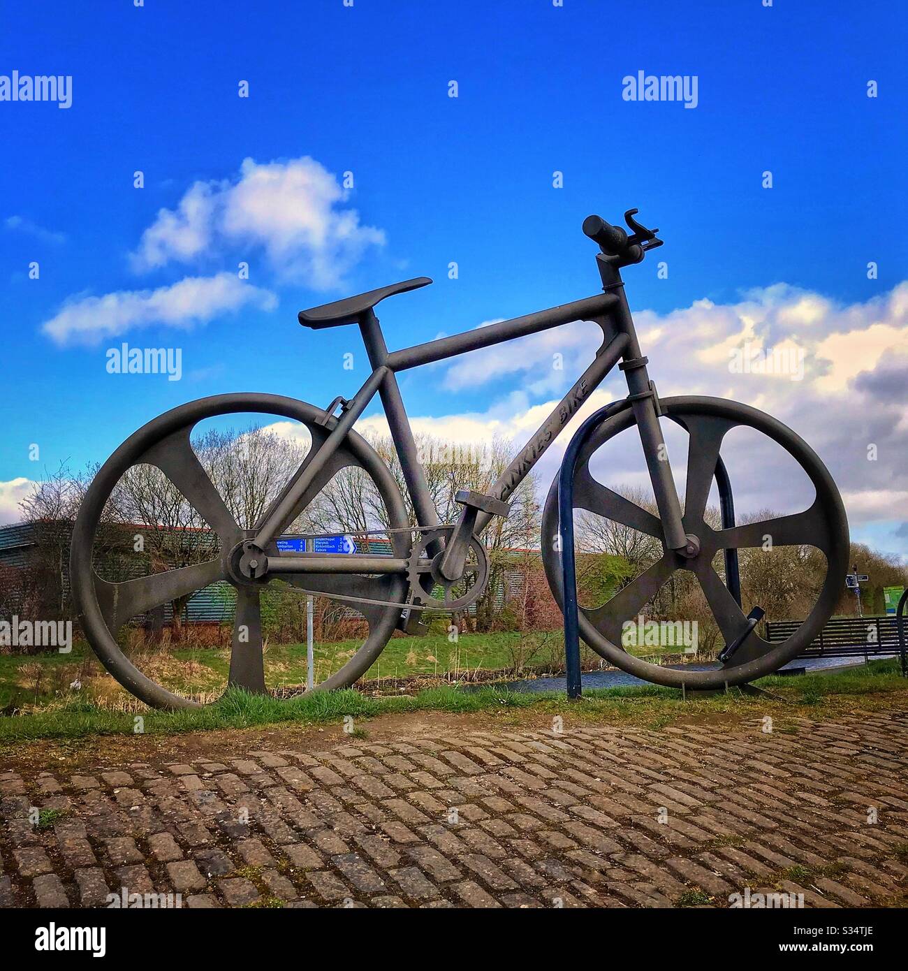 Bankies vélo sur le canal Forth et Clyde à Clydebank. - Image de stock capturée avec un smartphone