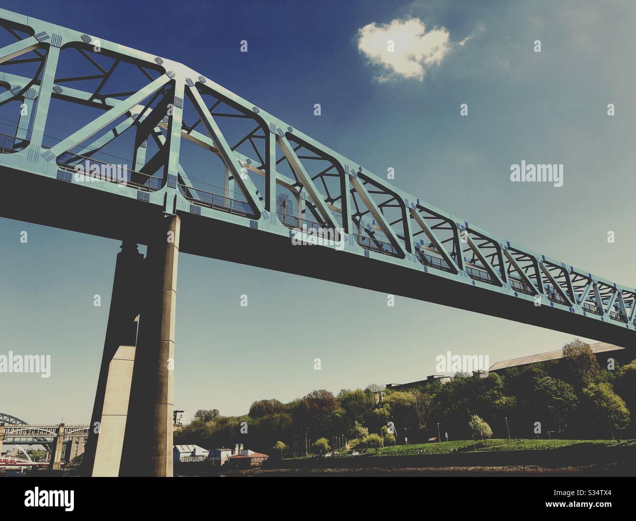Architecture de Newcastle Quayside sous un ciel bleu d'été. Newcastle upon Tyne, Angleterre du Nord-est. Pont de métro Queen Elizabeth II au-dessus de la rivière Tyne - Image de stock capturée avec un smartphone