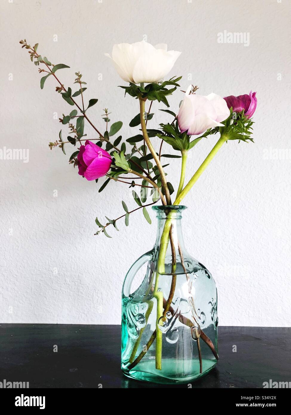Disposition des fleurs dans un vase en verre. Banque D'Images