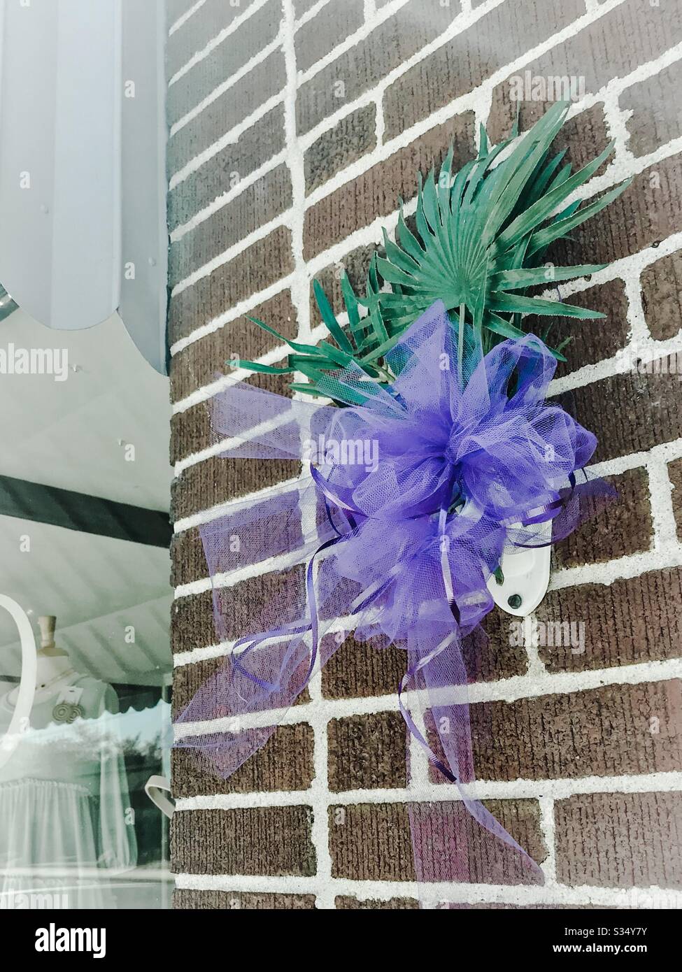 Le ruban violet et les feuilles de palmier forment un décor de Pâques Banque D'Images