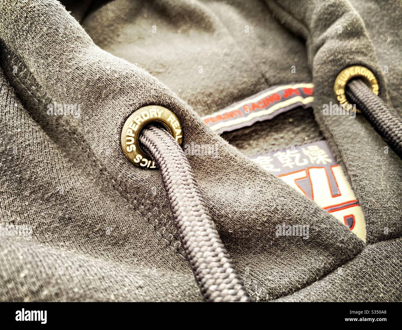 Gros plan sur les vêtements de designer pour hommes, vêtements pour hommes. Pull à capuche, capuche et sweat à capuche Superdry à capuche. Logo et marque - Image de stock capturée avec un smartphone