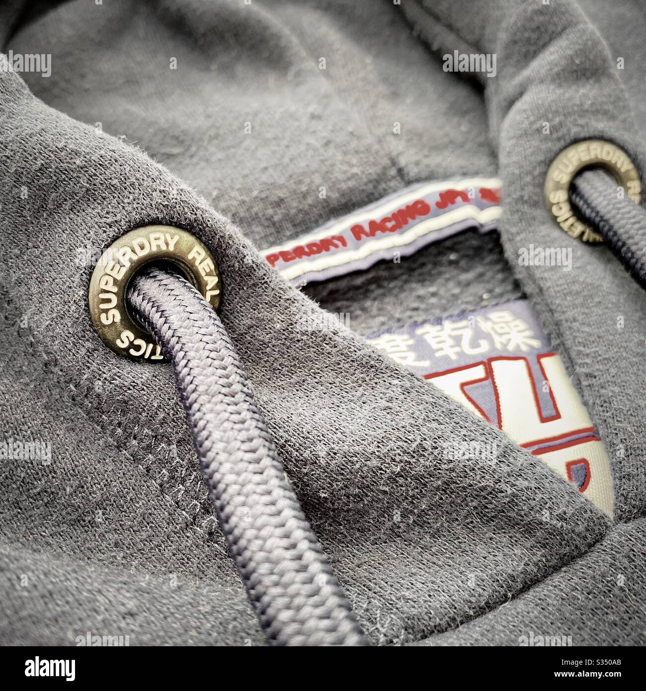 Gros plan sur les vêtements de designer pour hommes, vêtements pour hommes. Pull à capuche, capuche et sweat à capuche Superdry à capuche. Logo et marque - Image de stock capturée avec un smartphone