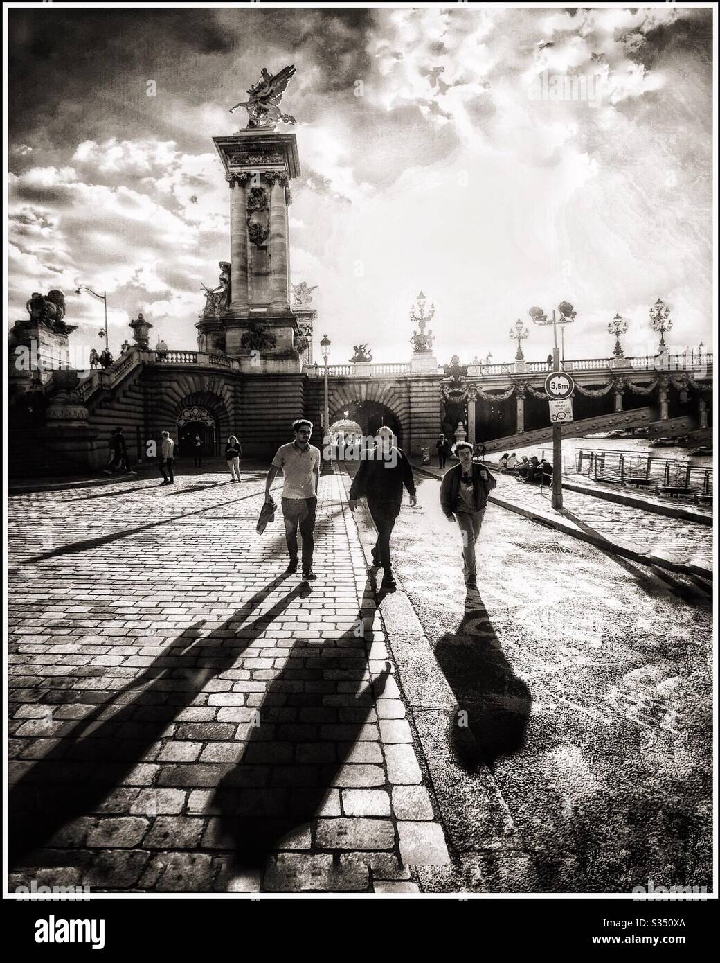 Marche à Paris. - Image de stock capturée avec un smartphone