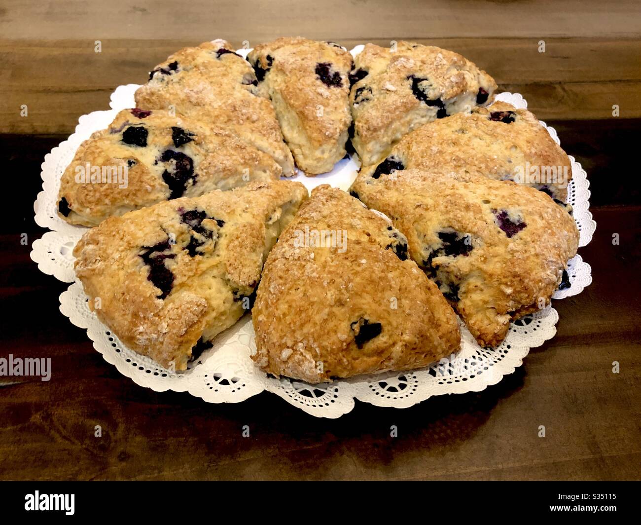 Les scones de bleuets faits maison sont coupés en 8 triangles. Banque D'Images