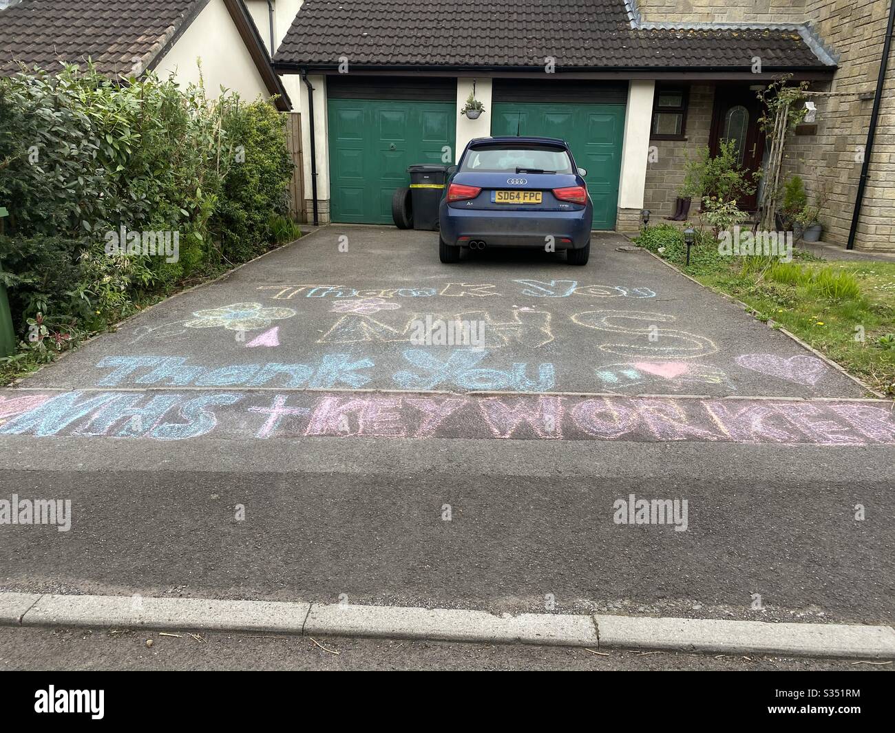 Message de soutien craqué pour la NHA et les travailleurs clés sur une allée de banlieue Banque D'Images