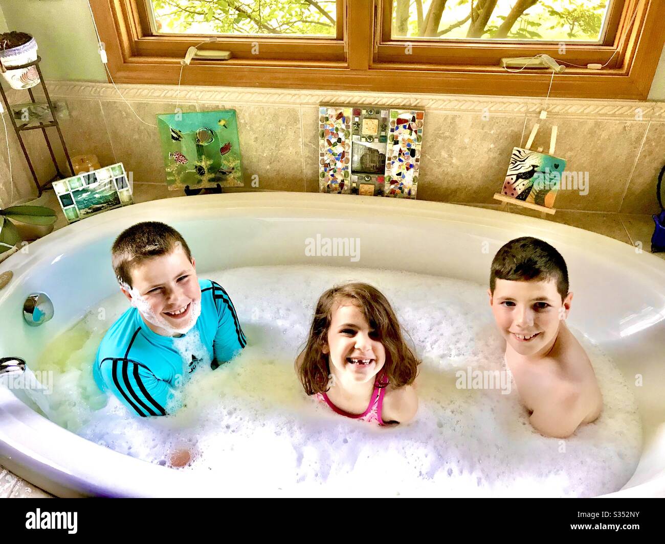 Trois enfants dans un bain Banque D'Images