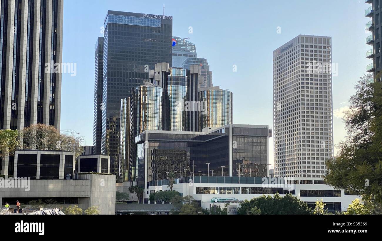 LOS ANGELES, CA, MARS 2020 : vue du centre-ville depuis le côté nord, avec Westin Bonaventure, bâtiment Union Bank et gratte-ciel à City National Plaza tous visibles - Image de stock capturée avec un smartphone