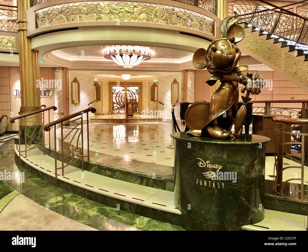 Atrium sur le bateau de croisière Disney Fantasy Banque D'Images