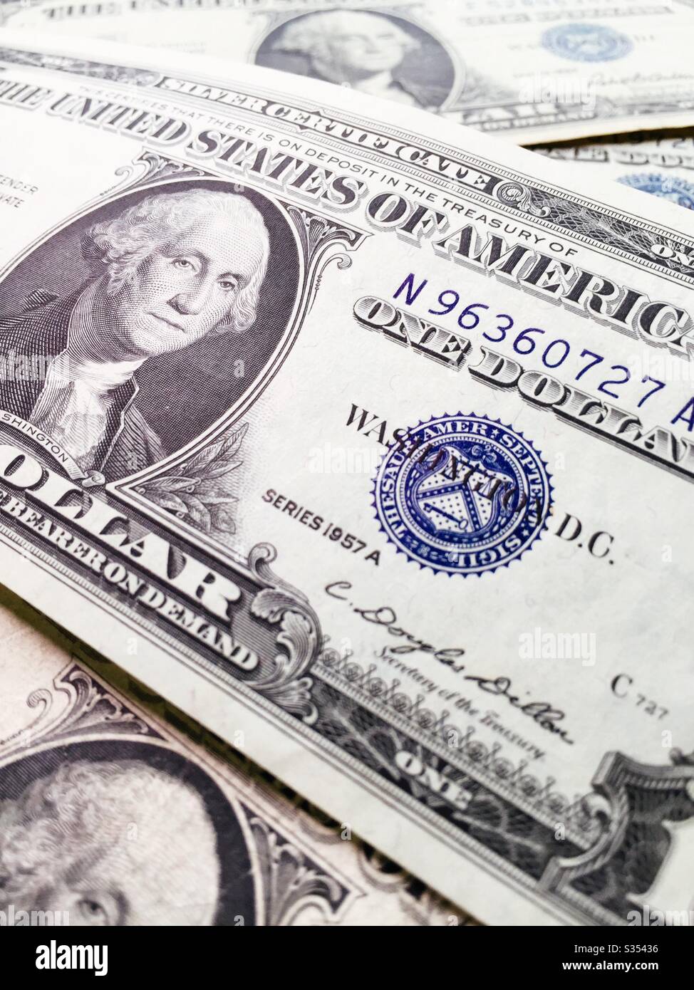 Gros plan sur un dollar de certificats d'argent, série 1957 A, États-Unis - Image de stock capturée avec un smartphone